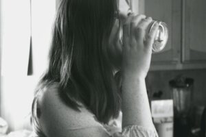 ¿Se puede beber agua antes de realizar un análisis de sangre?